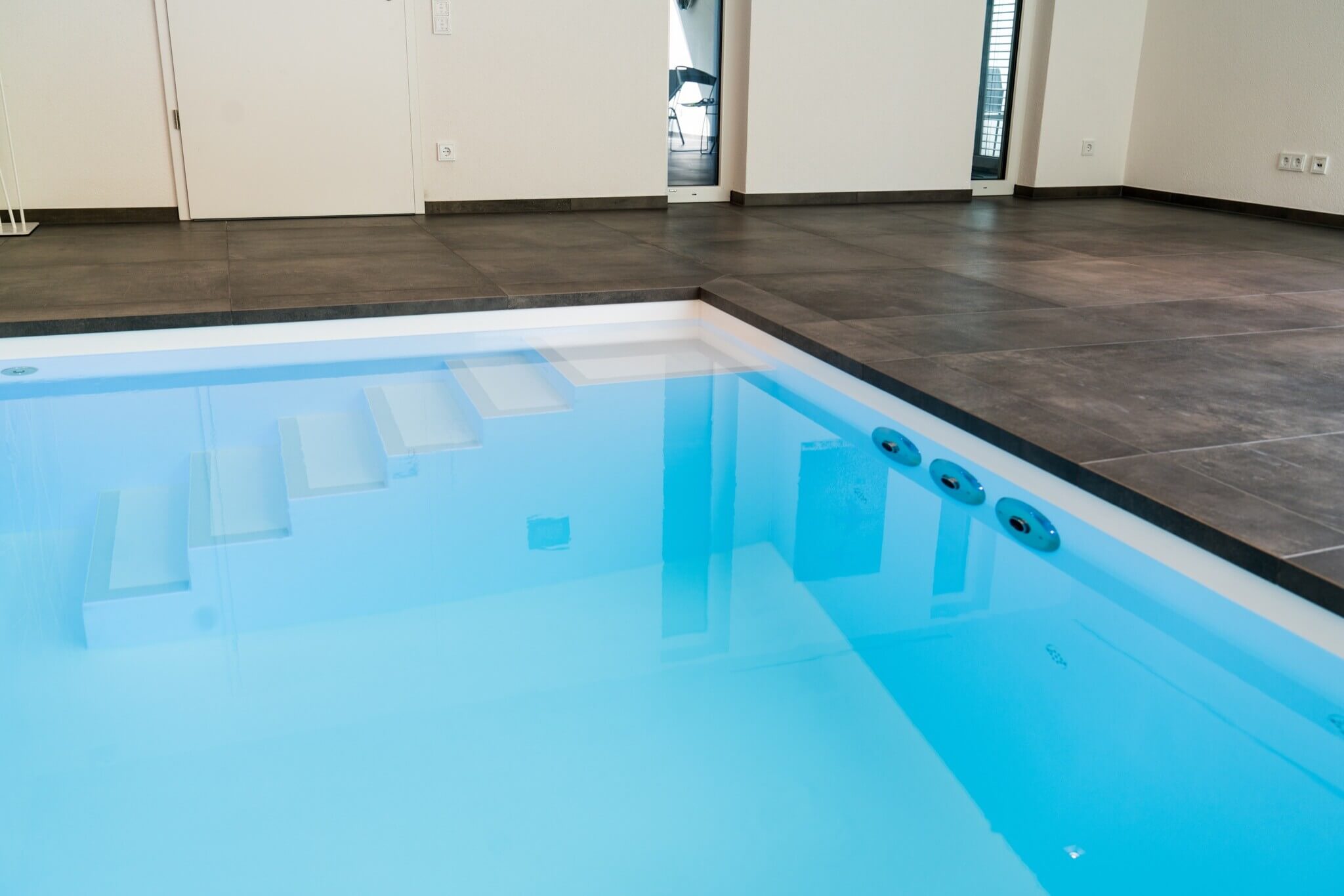 Kristallklares Wasser im VPS Schwimmbecken